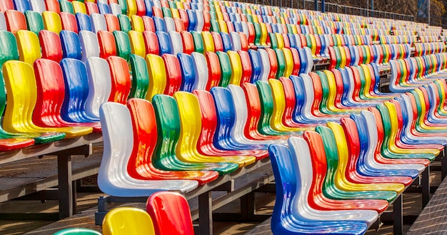 Filas de asientos de plástico de colores en el estadio.