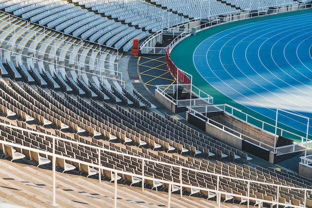 Filas de asientos vacíos en un estadio olímpico