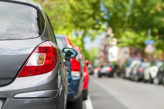 Filas de automóviles estacionados en la carretera en un barrio residencial