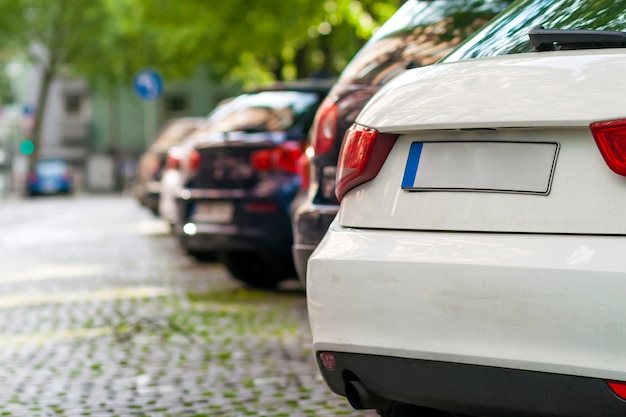 Filas de automóviles estacionados en la carretera en un barrio residencial