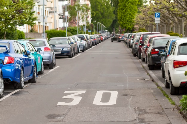 Filas de automóviles estacionados en la carretera en un barrio residencial