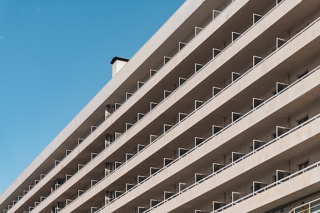 Filas de balcones de un edificio urbano contemporáneo en vista diagonal