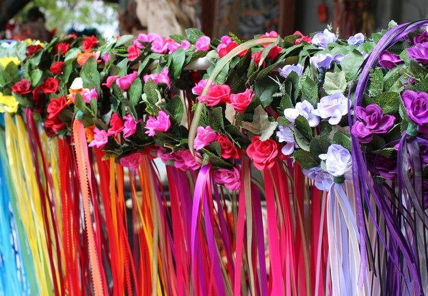 Foto filas de bandas para la cabeza de niñas cubiertas de flores con coloridas bandas de cinta que fluyen