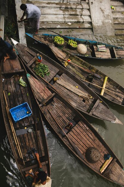 Foto filas de barcos cerca de la costa durante el día