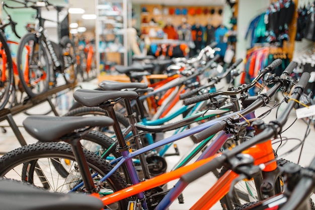 Filas de bicicletas en la tienda de deportes, se centran en el asiento