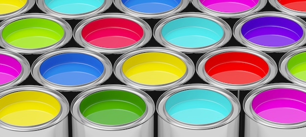 Filas de colores de latas de pintura metálicas abiertas