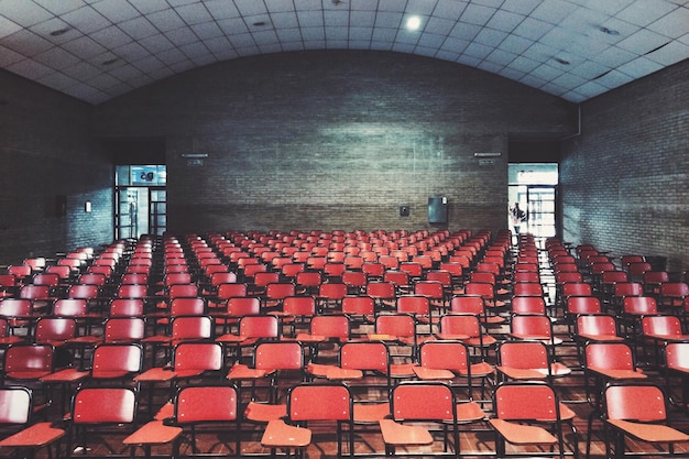 Filas de assentos vazios na sala de aula