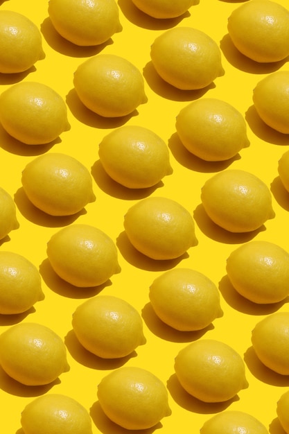 filas de limones sobre un fondo amarillo