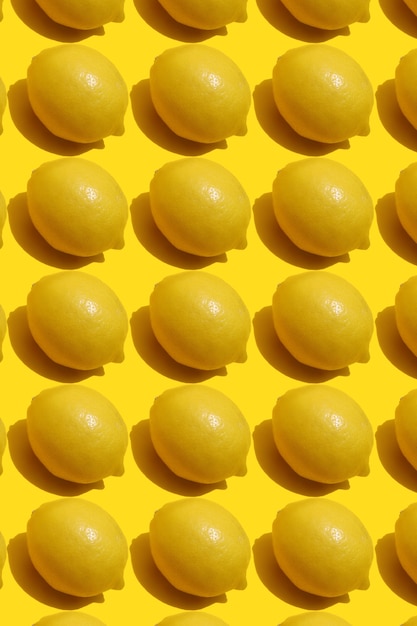 filas de limones sobre un fondo amarillo