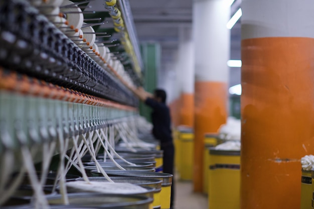 Foto filas de máquinas en la fábrica