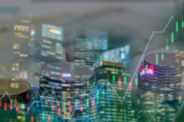 filas de monedas para finanzas y mercado de valores gráfico de inversión doble exposición de la ciudad negocio bancario concepto de inversión y comercio de futuros de acciones