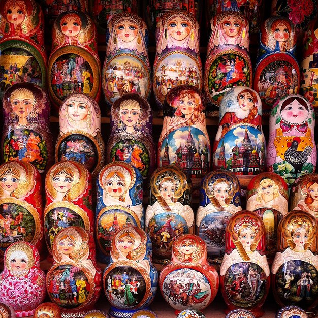 Filas de muñecas rusas tradicionales de anidación matreshka