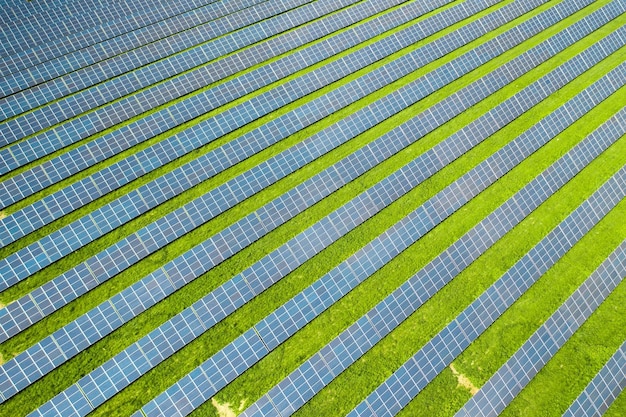 Filas de paneles solares construidos en campo verde