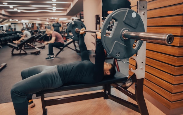 Filas de pesas en el gimnasio con la mano