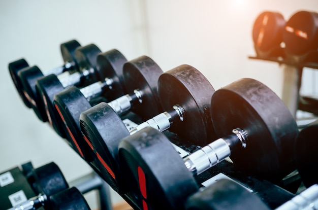 Filas de pesas en el gimnasio.