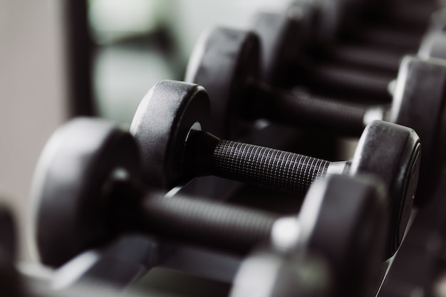 Filas de pesas en el gimnasio