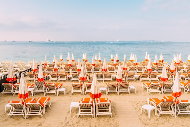 Filas de salones de playa vacíos en Juan les Pins Francia