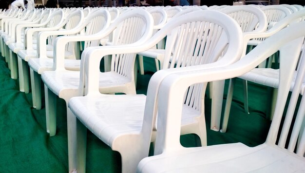 Filas de sillas blancas vacías esperando a la audiencia en la india