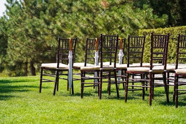 Filas de sillas para invitados a una ceremonia de boda al aire libre.