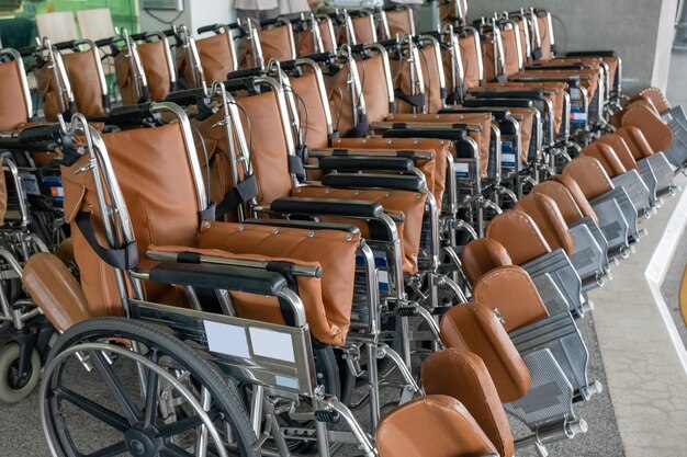 Filas de sillas de ruedas vacías estacionadas en el hospital