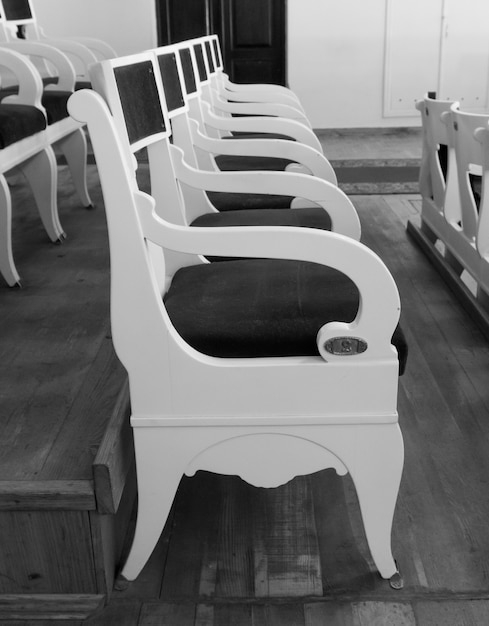 Filas de sillas viejas en el auditorio. Foto en blanco y negro