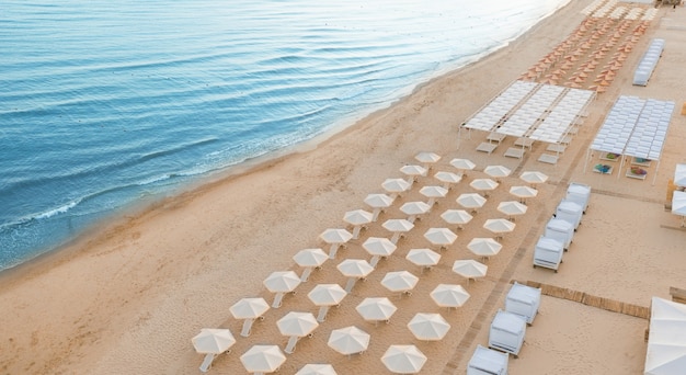 Foto filas de sombrillas en una playa vacía