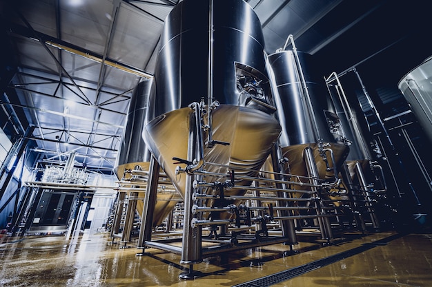 Filas de tanques de acero para fermentación y maduración de cerveza en una cervecería artesanal