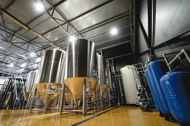 Filas de tanques de acero para fermentación y maduración de cerveza en una cervecería artesanal