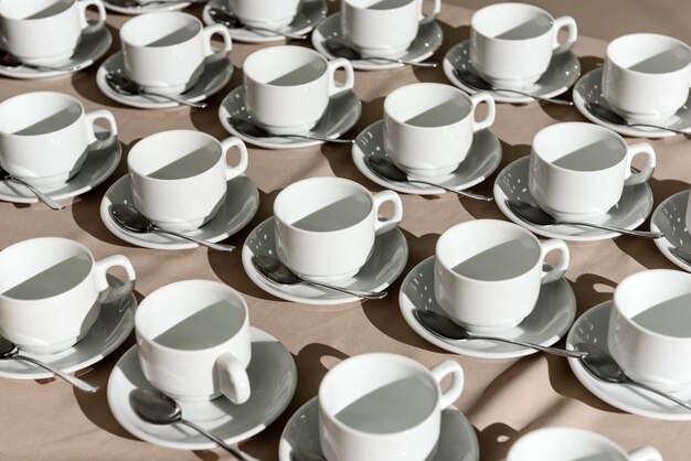 Filas de tazas de café vacías.