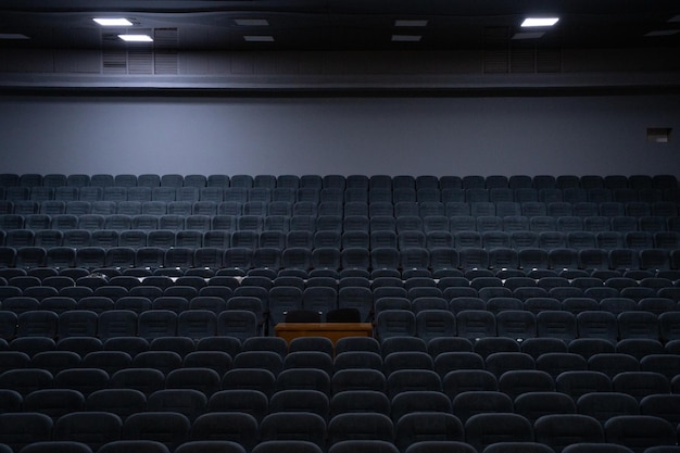 Foto filas vazias de assentos no corredor para um grande número de pessoas sala de cinema e teatro para assistir a apresentações