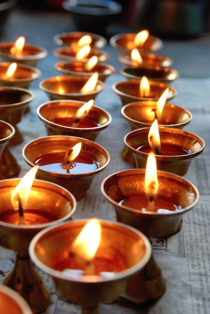 Filas de velas en el templo indio