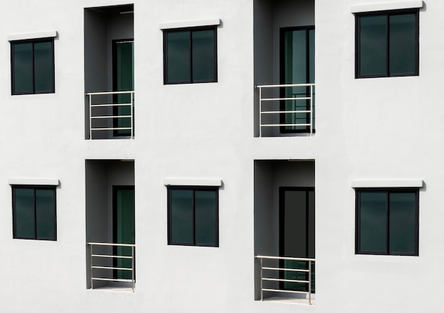 Filas de ventanas en el moderno edificio de apartamentos