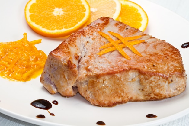 Filé de atum frito com molho fresco de laranja e laranja