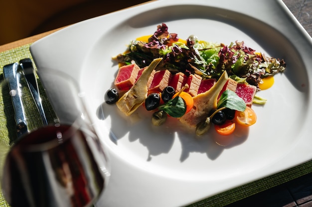 Filé de Atum Tataki com Legumes