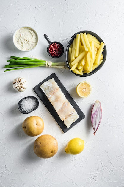 Filé de bacalhau cru e outros ingredientes orgânicos para peixe e batatas fritas