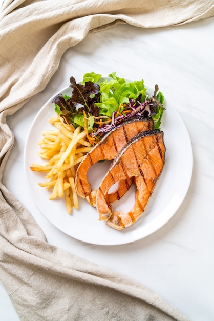 filé de bife de salmão grelhado com batatas fritas