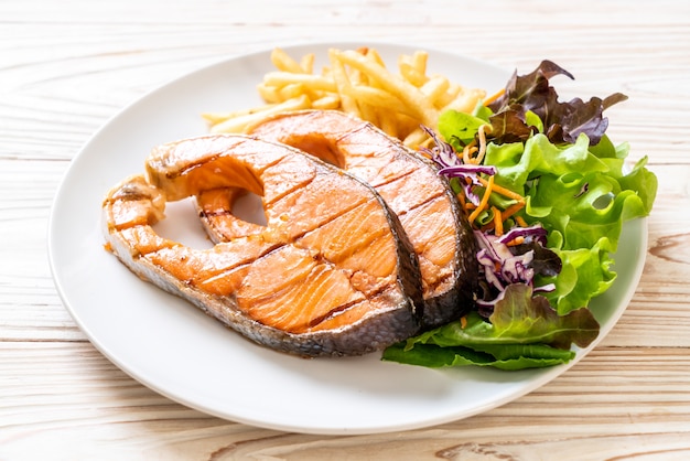 filé de bife de salmão grelhado com batatas fritas