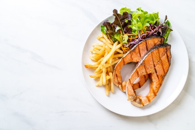 filé de bife de salmão grelhado com batatas fritas