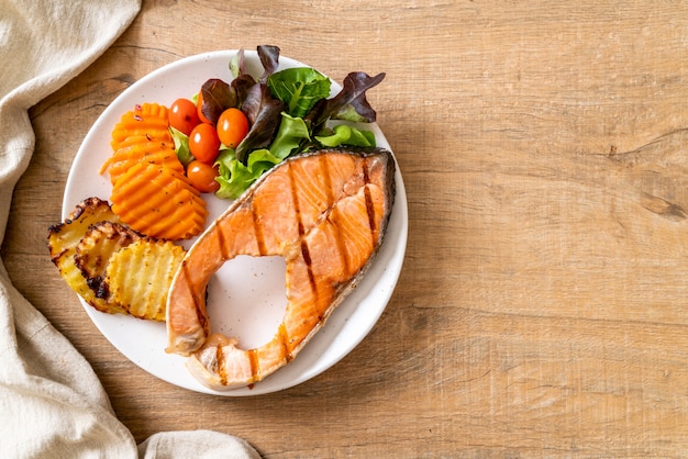 filé de bife de salmão grelhado com legumes e batatas fritas