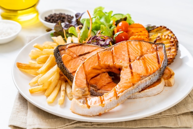 filé de bife de salmão grelhado com legumes e batatas fritas