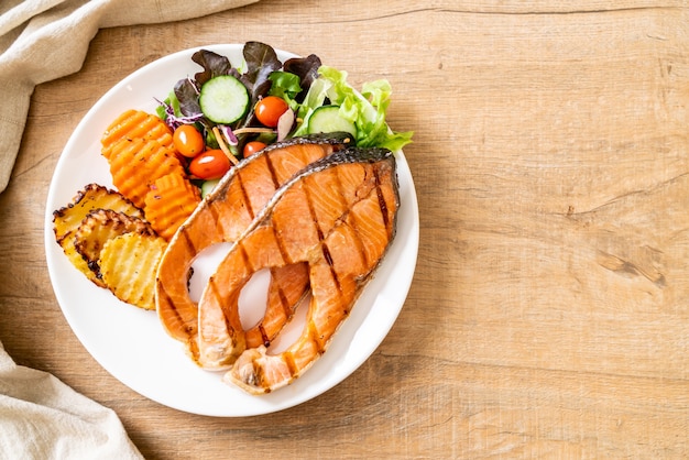 filé de bife de salmão grelhado com legumes