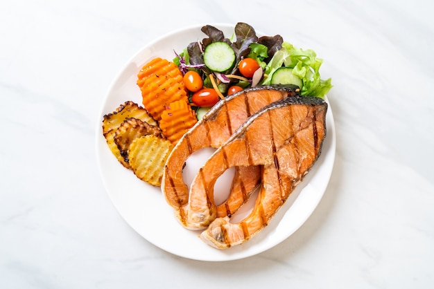 filé de bife de salmão grelhado com legumes