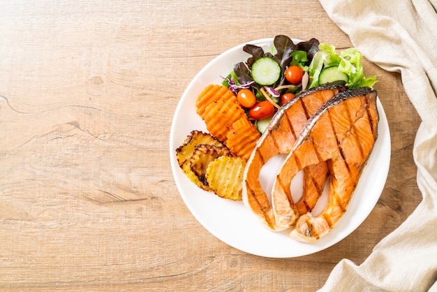 filé de bife de salmão grelhado com legumes