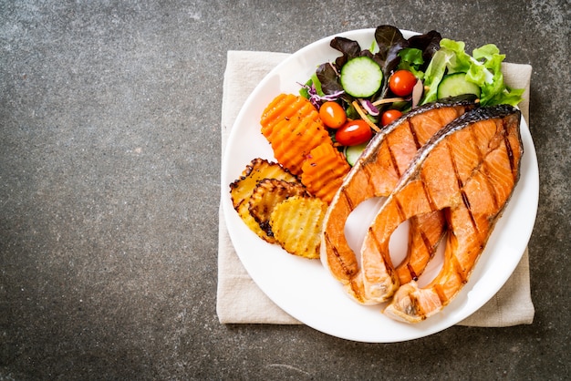 filé de bife de salmão grelhado com legumes