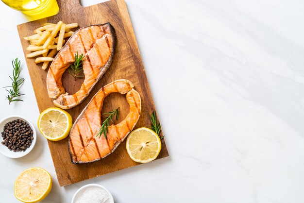 Foto filé de bife de salmão grelhado