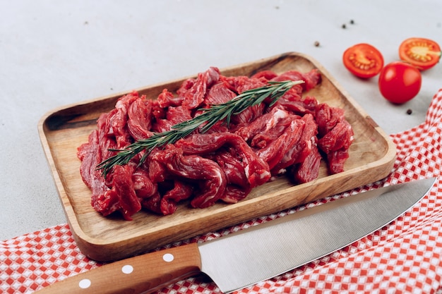 Filé de carne bovina crua em tábua de madeira