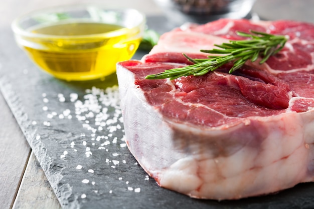 Filé de carne crua na madeira