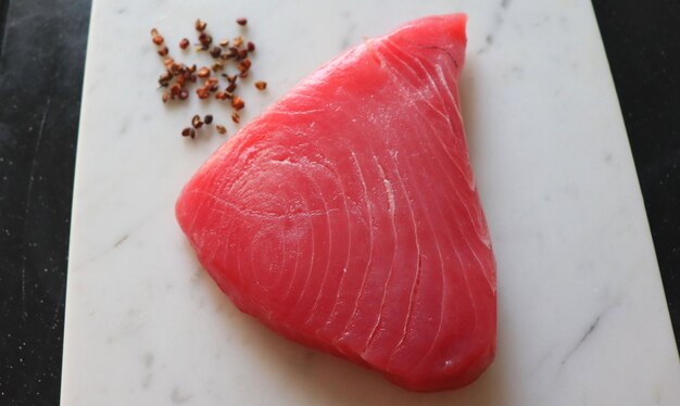 Filé de carne de peixe bife de atum rosa