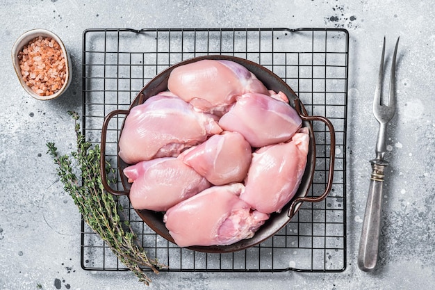 Filé de coxa de frango cru desossado e sem pele Fundo cinza Vista superior