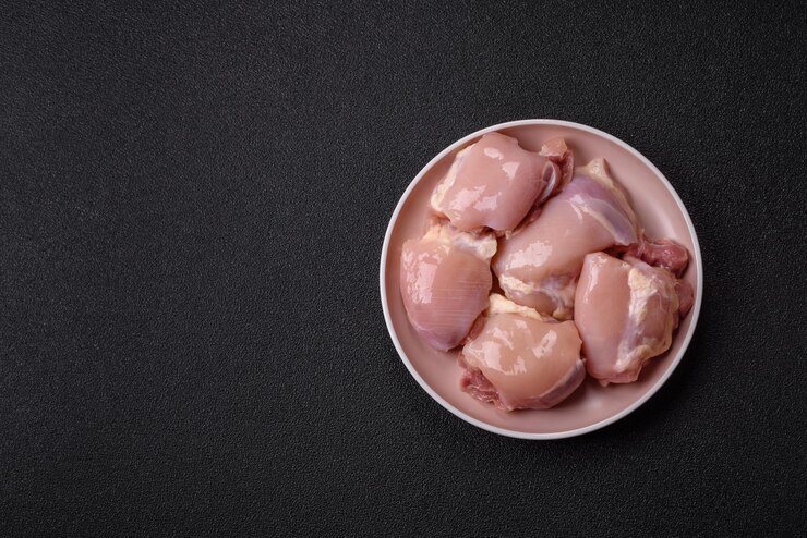 Foto filé de coxa de frango cru, sem pele, pernas de aves de capoeira sem osso